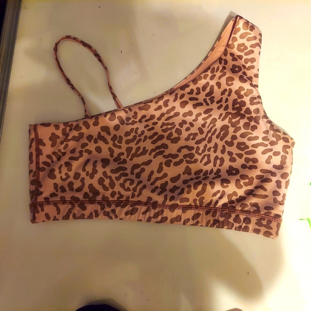 Tam-lines sports bra